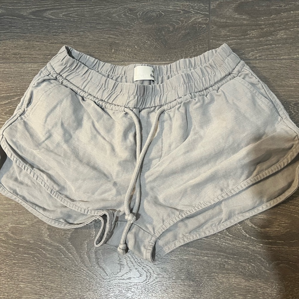 Wilfred Free by Aritzia Grey Casual Drawstring Shorts - Size XS
